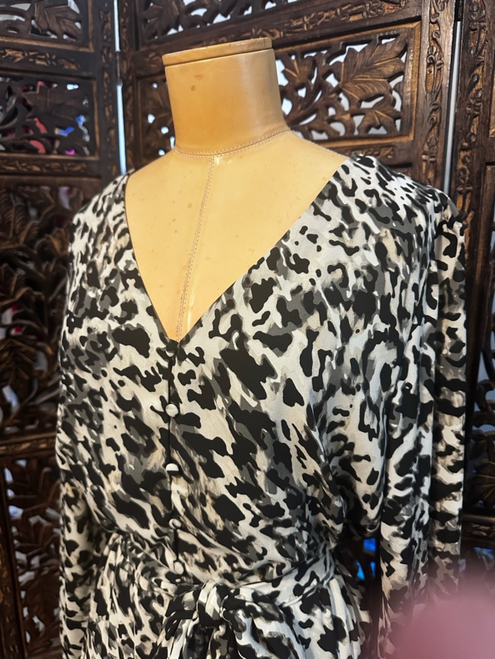 Vince Camuto Size XL Black & White Animal Print Belted V-Neck Maxi Dress - Picture 2 of 4